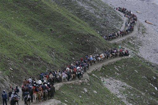 Hindular her yıl deniz seviyesinden 14.500 feet (4420 metre) yükseklikteki mağaraya çileli bir yolculuk yaparak hacı oluyor. Şri Amarnath Tapınağı Hindu inancına göre Tanrıları Kral Şivanın yeniden dirileceği mekan.