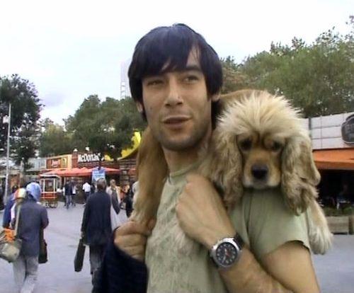 Hayvansever Fırat Şahin Acar, köpeği ile kameralara poz vermeyi de ihmal etmezken, konser bileti satın almak üzere geldiği Taksim'de tasması olmayan köpeğini ezilir endişesi ile sırtına aldığı ortaya çıktı.