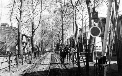 Demir yolu ve sıra sıra eski ahşap evler - 1927 Ortada ise şehrin alameti farikası tarihi demir yolu görülüyor.