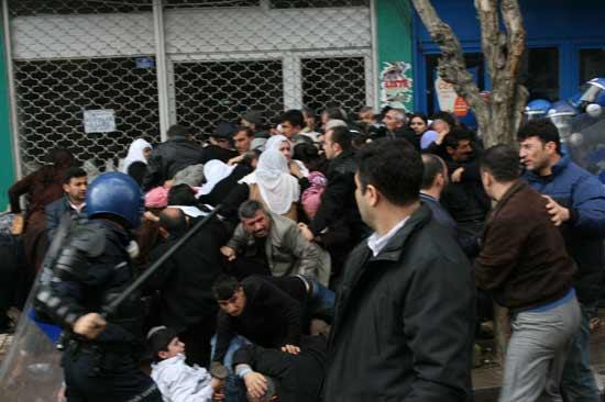 Batman'da DTP Milletvekilleri ve belediye Başkan adayının gerçekleştirdiği yürüyüş sırasında terör örgütünü öven sloganlar atılınca polis göstericileri dağıtmak için şiddet kullandı.