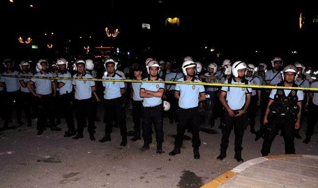 Edinilen bilgiye g&ouml;re, Başbakan Erdoğan'ın konvoyunun Abide kavşağından ge&ccedil;işi sırasında, burada se&ccedil;im b&uuml;rosu bulunan Bağımsız Milletvekili Adayı Z&uuml;lfikar İzol yanlıları, taşkınlık &ccedil;ıkardı ve konvoya taş attı.