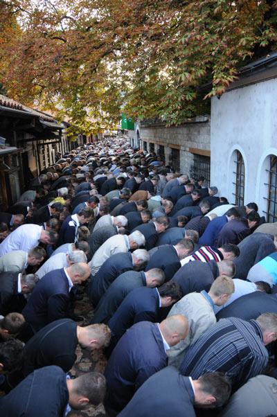 BAYRAM NAMAZI, BASTA BOSNA HERSEK OLMAK UZERE, SIRBISTAN, HIRVATISTAN VE KARADAG'DAKI CAMILERDE YOGUN KATILIMLA KILINDI. BOSNA HERSEK'IN BASKENTI SARAYBOSNA'DAKI TARIHI GAZI HUSREVBEY CAMII'NIN AVLUSUNDA DA YER BULAMAYAN CEMAAT NAMAZINI TARIHI BASCARSI'DA SAF TUTARAK, BIRBIRLERININ SIRTINA SECDE EDEREK KILDI.