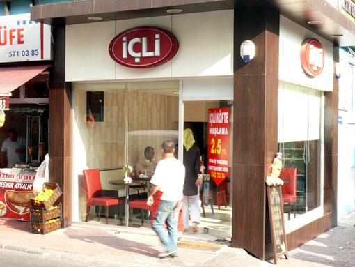 Bakırköy İncirli Caddesi Rüzgarlıbahçe Sokak'ta, TOWN Center Alışveriş Merkezinin otopark girişi mekana gitmeden 0212 542 73 74 numaralı telefonla rezervasyon yaptırmakta yarar var, çünkü yoğunluktan ayakta kalabilirsiniz...