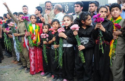 Kendilerine "barış grubu" diyen 34 PKK'lıyı karşılamak için Diyarbakır'da dün akşam onbinlercu kişinin katıldığı bir miting düzenlendi. Grubun alana girişi sırasında sloganlar atıldı, meşaleler yakıldı.
