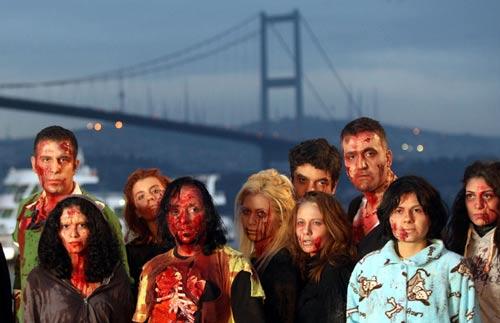 Hayko Cepkin ve Beste Bereket'in de katıldığı grup, vatandaşların şaşkın bakışları arasında çekimlerini tamamladı. Etkinliğin fotoğraf çekimlerini Mehmet Turgut ve Fethi Karaduman yaptı.