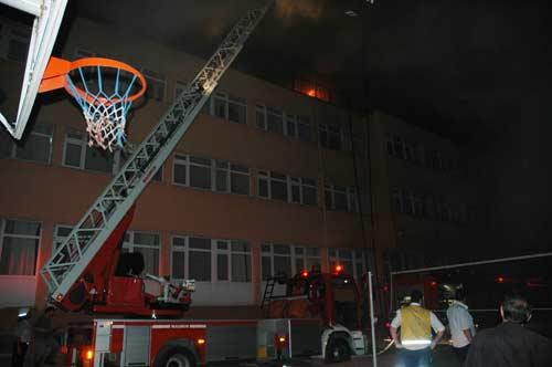 Adapazarı'nda Sosyal Hizmetler Kurumu'na ait kız öğrenci yurdunda dün gece çıkan yangın sonucu iki çocuk hayatını kaybederken, 5 çocuk hastanede tedavi altına alındı