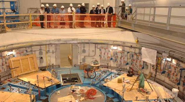 <strong>Spallation Nötron Kaynağı:</strong> Hızlandırıcı tabanlı nötron kaynağıdır. Her ay Tennessee'deki Spallation Nötron Kaynağı'nın ısınmaması için elektrikli bir şebekeden 25-28 megavat arasında güç çekiyor ve 8,5 milyon varil su kullanıyor. Operasyon süresince, buradaki parçacık hızlandırıcı çarpma başına 2 katrilyon parçalanmış nötronu hedef odacığa gönderiyor. Bilim adamları, bu atomik ölçekli filmleri pilleri gözlemlemek için kullanıyorlar. Çalışmanın daha iyi pillerin üretilmesinde faydalı olacağı belirtiliyor. Ayrıca, bilim adamları protein yapısının incelenmesinde de bu sistemi kullanacak.