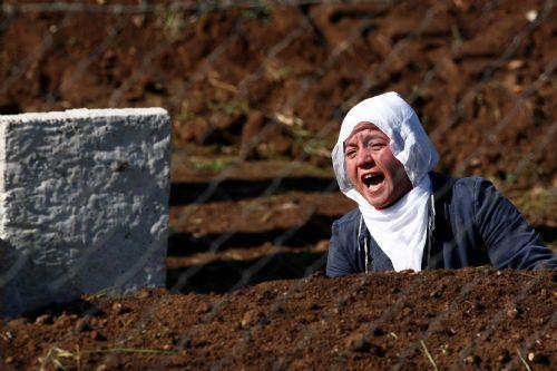 Mardin'in Mazıdağı ilçesi Bilge köyündeki saldırıda ölen 44 kişiden 39'unun cenazesinin defnedildiği mezarlıktan ağıtlar yükselmeye devam ediyor. İşte yürek burkan kareler...