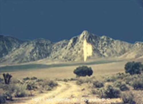 5- 1957de bir adam karısıyla Nevada çöllerinde yer alan Lake Isabellada bu fotoğrafı çekti. Fotoğrafın baskısını yaptıktan sonra fotoğrafı çeken adam baskıdaki garip ışık yüzünden Kodakı suçladı. Aylar geçti, fotoğraf incelemeye alındı. Sonuçta ışığın fotoğraftan kaynaklanmadığı ve gerçek olduğu ortaya çıktı.