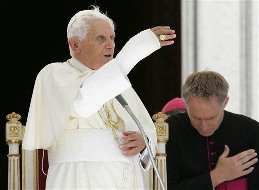 Cuma günü yataktan düşerek sağ el bileğini kırarak tedavi gören Papa, bugün kırık kolu ile ilk kez halkın karşısına çıktı ve geleneksel Pazar ayinini yönetti.