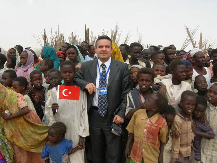 Hakan Çelik, Sudan'da Darfur'lu çocuklarla...