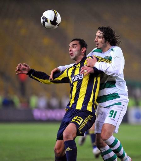 Süper Lig'de 24. haftanın açılış maçında Kocaelispor ile 1-1 berabere kalan Fenerbahçe, maç fazlasıyla liderliğe yükselme şansını kullanamadı.