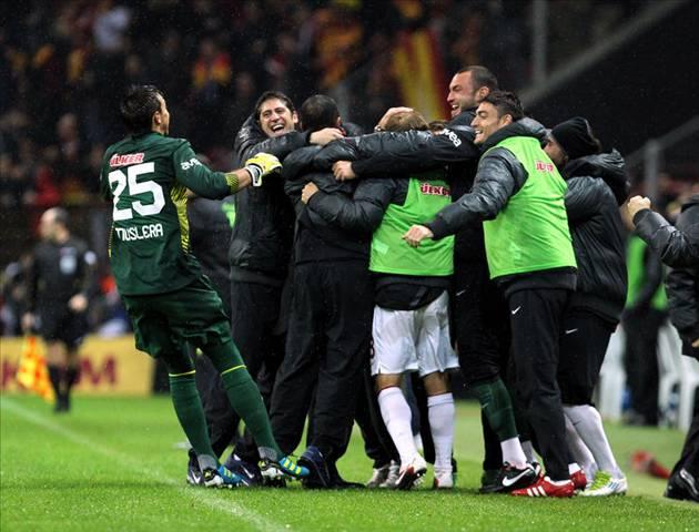"Aykut Hoca büyük yanlış yaptı. Tuncay'ı, Ortega'yı, Serhat'ı Ceyhun'u, Ümit Özat'ı oynatmalıydı :)" (Bir Fenerbahçeli)