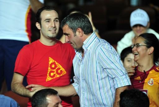 Galatasaray'da önemli başarılara imza atan, Rumen futbolunun önemli ismi Gheorghe Hagi, maç sonrasında Galatasaraylı taraftarlardan büyük ilgi gördü.