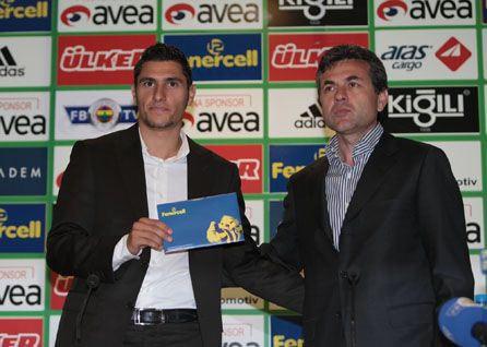 Fenerbahçe, Ankaraspor'dan transfer ettiği Özer Hurmacı Aykut Kocaman'ın eşliğinde ile 4 yıllık sözleşme imzaladı. Törenden sonra FB TV'ye konuşan Hurmacı hedeflerini açıkladı.