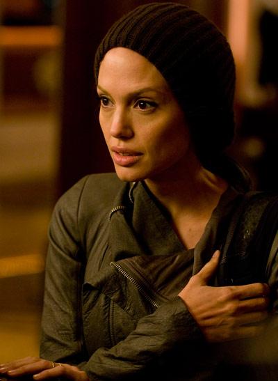 Doğumu nedeniyle çekimlerine yeni başlanan "Tuz", "Salt" adlı filmin setinde görüntülenen Angelina Jolie, neden aksiyon filmlerinin aranan oyuncusu olduğunu bu filminin çekim aşamasındaki perfonmansı ile bir kez daha gözler önüne serdi.