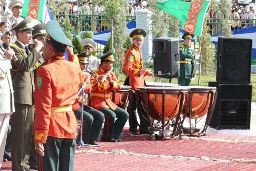Berdimuhammedov, gece-gündüz ısı farkı en büyük şehirlerinden birinde dünyanın en tuzlu gölünün kıyısına dillere destan bir tesis, muhteşem bir açılış yaptı ama gazetecilerin şovu görüntülemesi için elden gelen arkaya konmadı! Bunlar kurtarılabilenler...