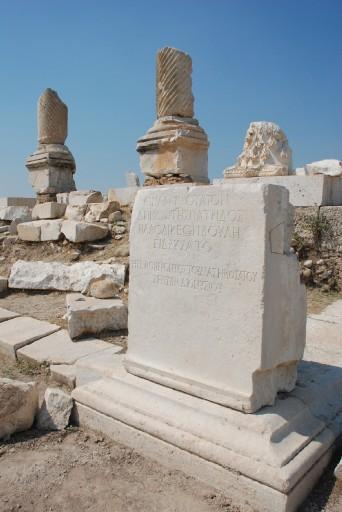 LAODIKYA'DA BULUNAN YAZITLARA GORE, LAODIKYALILAR, BUGUN BULUNAMASA DA SANATINDA COK BASARILI BIR SANATCININ BRONZ HEYKELI BILE DIKMISLER