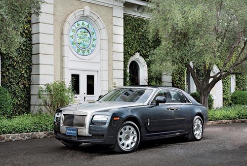 <strong>11- Rolls-Royce Ghost - MORALİNİ YÜKSELT </strong>
<br><br>
Boyutları küçültülmüş Ghostun, 1906da Yunan radyatörleri -Yunan tapınaklarının sütunlu girişlerini andırdığı için bu isim verildi- yaratan ve refahı yeniden tanımlayan ölümsüz Silver Ghostun yerini doldurması için epeyce uğraşması gerekecek. Yine de daha hafif, kısa, alçak, dar ve ablası Phantoma göre 130.000 dolar ucuz olan bu genç Rolls-Royce, devraldığı mirası çok iyi taşıyor. Bazı jüri üyeleri Ghostu kozmetik yönden kusurlu bularak ucuza getirildiğini düşünse de, otomobilin tasarımında ana şirket olan BMWnin 760 Li modelinin kısmen baz alınması sayesinde efsanevi sürüş konforu, sessizliği ve dedenizin Rollsuyla bağdaşan bütün o keyif seçeneklerini barındırdığı konusunda çoğu hemfikir.