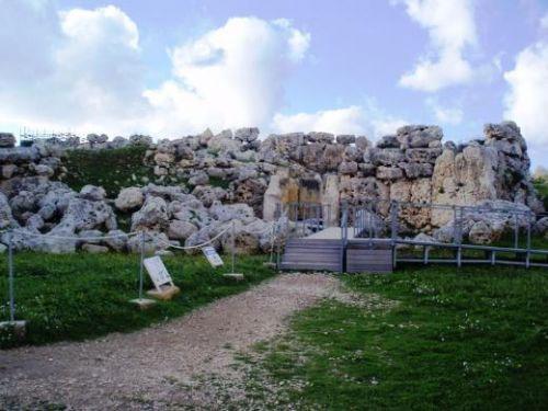 Pek çok farklı ülkeden turist çeken Malta'ya gelip görüp doyamayanlarsa işi, adada yazlık almaya kadar vardırıyor.