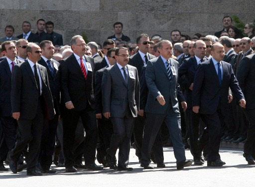 Helikopter kazası sonucu hayatını kaybeden BPP lideri Muhsin Yazıcıoğlu'nu milyonlar uğurladı. Devletin tam kadro olduğu törende izdiham vardı.