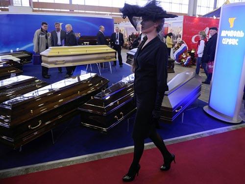 Rusya'nın başkenti Moskova'da ilginç bir sergi gerçekleştiriliyor. 'Geçen Yüzyılın Yas Modası' adlı sergide, cenaze defin işlemleri, tabutlar, cenaze törenleri için moda kıyafetler ve ilginç enstrümanlar yer alıyor.