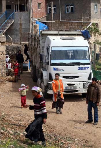 Bilge köyünde 44 kişinin öldüğü saldırı, birçok dramı ve hüznü de beraberinde getirdi. Köyde bir yanda ağıtlar, bir yanda ölüm korkusunun getirdiği göç var.