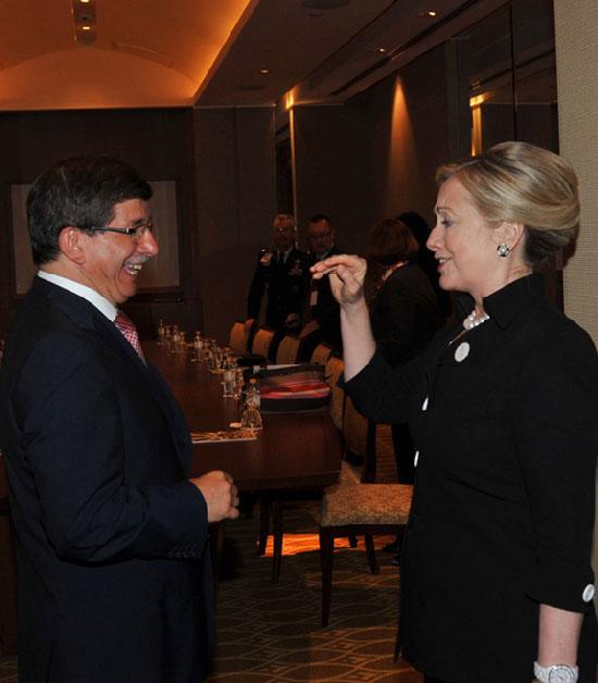 BAE'de Libya zirvesine katılan Dışişleri Bakanı Davutoğlu, ABD Dışişleri Bakanı Clinton ile görüştü. Clinton, yeni torun mutluluğunu paylaşan Davutoğlu'nu 'çak' yaparak kutladı.