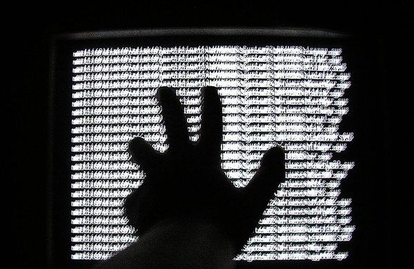 Wi-Fi'ye dikkat
Şifresiz, açık Wi-Fi ağları büyük bir güvenlik riski oluşturabilir. Bu ağlardan gönderilen veriler, ağın sinyalinin alınabildiği her yerden dinlenebilir. Buna SSL üzerinden gönderilmeyen parolalar da dahildir.

Nasıl korunabilirsiniz: Açık Wi-Fi bağlantısını kullanıyorsanız, hassas hesaplarınıza buradan giriş yapmayın. Mümkün olduğunca HTTPS bağlantısını kullanın.