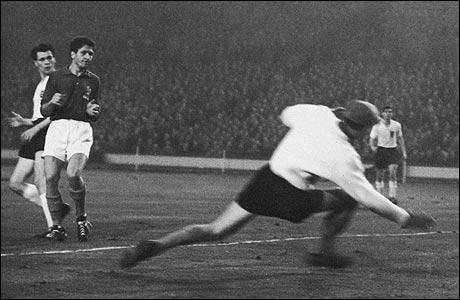 İngiltere Milli Takımı'nın eski futbolcusu ve teknik direktör Sir Bobby Robson'un 76 yaşında İngiltere'nin County Durham kentindeki evinde kansere yenik düştüğü bildirildi.