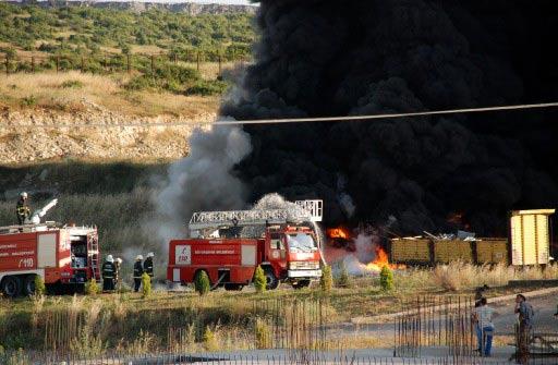 Kocaeli'nin Dilovası ilçesinde boya ve kimyevi maddelerin bulunduğu depoda çıkan yangın kısmen kontrol altına alındı. Alevlerin kimyevi maddelerin bulunduğu 27 tanka sıçraması engellendi.