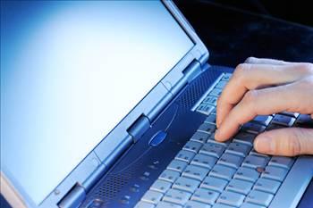  Facebook ziyaretinizin sebebi neydi?
Ziyaretimizde illegal bir yön yoktu, bilişim suçları açısından da bir hassasiyet taşımıyordu. Facebookta bir açık vardı ve bu açık kullanılarak kaotik bir durum oluşturuldu. Sebep arıyorsak eğlendik diyebiliriz. Hoş, eğlenceli ve estetikti. İnsanların alıştığı rahatın ve düzenin arada ivmelenmesi iyi olur, insanı canlı hissettirir, insan yaşadığını fark eder. Bunun yanında Facebook gündeliğimize girmiş bir miskinlik mecrası, ikincil derecede yapay ve samimiyetsiz bir oluşum. Madem Facebook kitlelere güveniyor bazı şeyleri yaparken, o zaman kitlelerin ne olduğunu tecrübe etmesinde bir sorun görmüyorum. Toparlarsak; sebebini bilmiyorum bu ziyaretin ama sonucu ziyadesi ile hoş oldu. Global bir uyuşturucunun etkisindeki kitle birazcık sarsıldı sanırım bu ziyaret sayesinde.