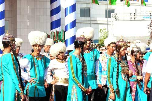 Berdimuhammedov, gece-gündüz ısı farkı en büyük şehirlerinden birinde dünyanın en tuzlu gölünün kıyısına dillere destan bir tesis, muhteşem bir açılış yaptı ama gazetecilerin şovu görüntülemesi için elden gelen arkaya konmadı! Bunlar kurtarılabilenler...
