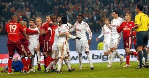Galatasaray 10 kişi tamamladığı maçta öne geçmesine rağmen skoru koruyamadı, turu Ali Sami Yen'e bıraktı.