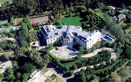 Amerika Birleşik Devletleri'nin en pahalı evi, Formula 1'in patronunun 22 yaşındaki gen&ccedil; kızı Petra Ecclestone'nun oldu. Dev malikanenin gen&ccedil; kıza 150 milyon dolara ( 240 milyon TL ) mal olduğu belirtiliyor.