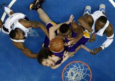 Hidayet'in de forma giydiği NBA final serisi 4. maçında Los Angeles Lakers, Orlando Magic'i uzatmalarda yıkmayı başarırken malesef Hidayet son anlarda kendine bağlanan umutları yıktı