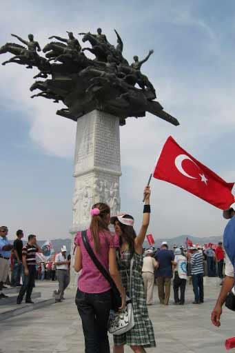 İzmir'de düzenlenen 'Emek ve Demokrasi Mitingi'nde 12 Eylül askeri darbesinin etkilerinin hâlâ devam ettiği belirtililrken sert mesajlar verildi.