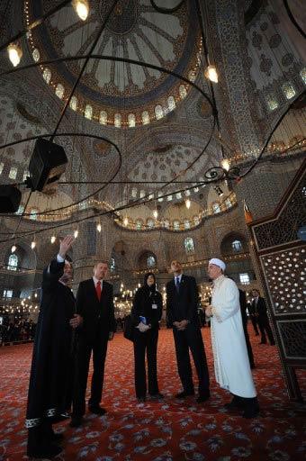 ABD Başkanı Barack Obama, Başbakan Recep Tayyip Erdoğan ile birlikte Ayasofya Müzesi'ni ve Sultan Ahmet Camii'ni gezdi.
