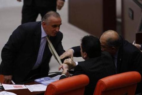 MHP Milletvekili Ali Uzunırmak, Ankara'da eylem yapan TEKEL işçilerine destek amacıyla Genel Kurula getirdiği limonu kürsünün önüne bıraktı. Uzunırmak'ın sözleri kavga çıkardı:
