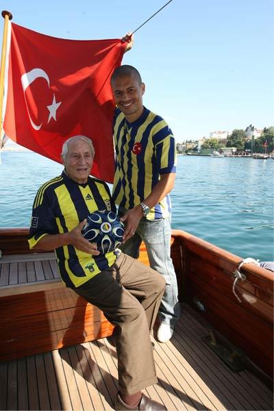 Fenerbahçe'nin 10 numaralı kaptanı Alex futbolun ''Ordinaryüs'' lakaplı büyük üstadı Lefter Küçükandonyadis Büyükada'da buluştu. Tarihi buluşmada ikili, karşılıklı iltifatları birbirlerinden esirgemezken ve Fenerbahçe ağırlıklı sohbet etti.