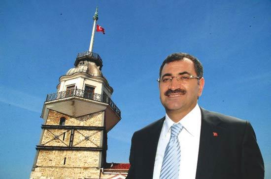 "Avrupa Kültür Başkenti İstanbul 2010a hazırlanıyor. Dünyada İstanbul, İstanbulda da Üsküdar konuşulacak." diyen Üsküdar Belediye Başkanı Mustafa Kara, şu anda şantiyeye dönen ilçesini gelecekte neler beklediğini ve projelerini anlattı...