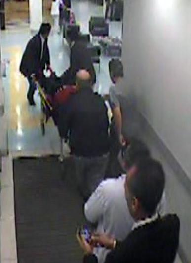 Sanatçı İbrahim Tatlıses'in silahlı saldırıya uğradıktan sonra hastaneye getirilişi güvenlik kamerasınca görüntülendi. Hastanenin güvenlik kamera kayıtlarında, İbrahim Tatlıses'in getirilişi ve hastane görevlileri eşliğinde sedyeyle koridorlardan geçirilişi görülüyor.
