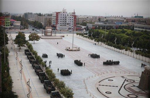Asya'nın kanayan yarası doğu türkistan'da Uygurlar Çin asker ve polislerinin kuşatma ve gövde gösterisi altında yaşantılarını sürdürmeye çalışııyor