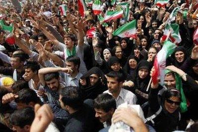 İranlılar 10. cumhurbaşkanlığı için sandık başına gitmeye hazırlanıyor. Yaşanan çekişmeler İran siyasetini, toplumunu tanımayanlarca rejimin çöktüğüne bile yorulabilir ancak İran'ı tanıyanlar bunun yanılgı olacağını belirtiyor