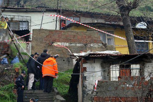 İstanbul'da yağış heyelan getirdi. Seyrantepe'de çöken gecekonduda aynı aileye mensup 7 kişiden bir çocuk öldü, 3'ü çocuk 5 kişi ise yaralandı. Gecekondunun çevresindeki evler boşaltıldı.