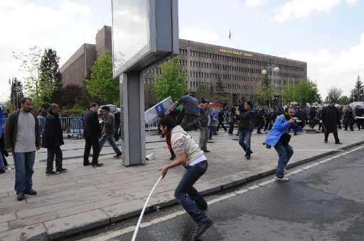Ankara'daki 1 Mayıs kutlamalarının yapılacağı Sıhhiye Meydanı'na girişlerdeki arama noktasında polis ile göstericiler arasında arbede çıktı. Polis olayları yatıştırmak için havaya ateş açtı.