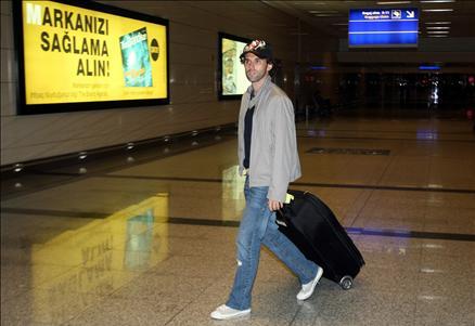 Galatasaray Kulübü'nden izinsiz olarak ülkesine giden sarı kırmızılı takımın Brezilyalı futbolcusu Cassio Lincoln, bu gece İstanbul'a döndü ve kulüpten ayrılma niyeti olmadığını söyledi.