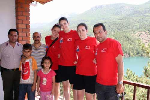 Romanya ile yapacağı Grup birinciliği maçına sıkı hazırlanan Filenin Sultanları, ard arda katılacakları Uluslararası Müsabakalarda Türkiye adına başarılara imza atmak istiyorlar. Amasya Suluova'daki çalışmalar neşeli ortamda geçiyor