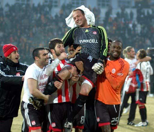 Sivasspor ile Galatasaray arasında oynanan Türkiye Kupası çeyrek final rövanş maçında tur atlayan takımı penaltı atışları belirledi.
