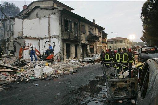 İtalya Viareggio kasabası istasyonunda raydan çıkan, sıvılaştırılmış doğal gaz yüklü iki vagonda meydana gelen patlama sonucu onlarca kişi öldü, ortalık savaş alanına döndü